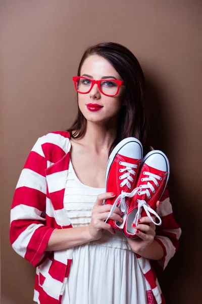 Giovane donna con scarpe da ginnastica — Foto Stock