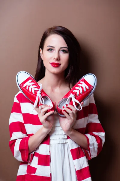 Mujer joven con zapatos de goma — Foto de Stock