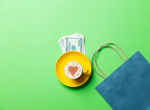 Cup, pengar och shopping väska — Stockfoto