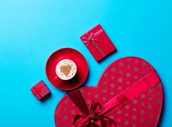 Cup of coffee and gifts — Stock Photo, Image