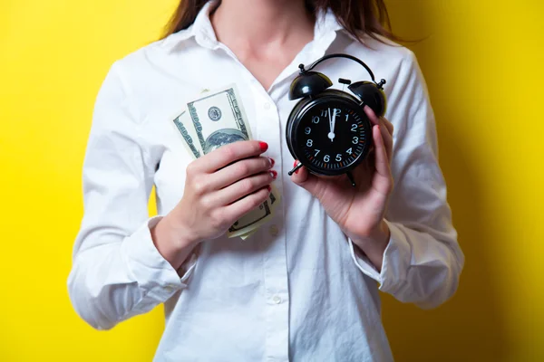 Νεαρή γυναίκα με το ρολόι και χρήματα — Φωτογραφία Αρχείου