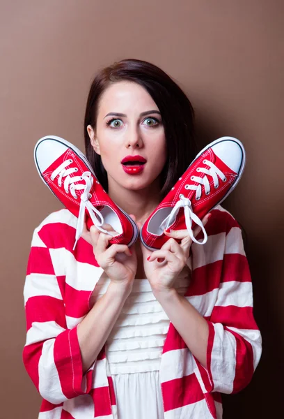 Mujer joven con zapatos de goma — Foto de Stock