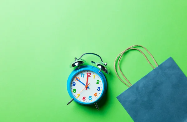 Clock and shopping bag — Stock Photo, Image