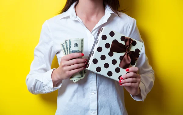 Νεαρή γυναίκα με δώρο και χρήματα — Φωτογραφία Αρχείου