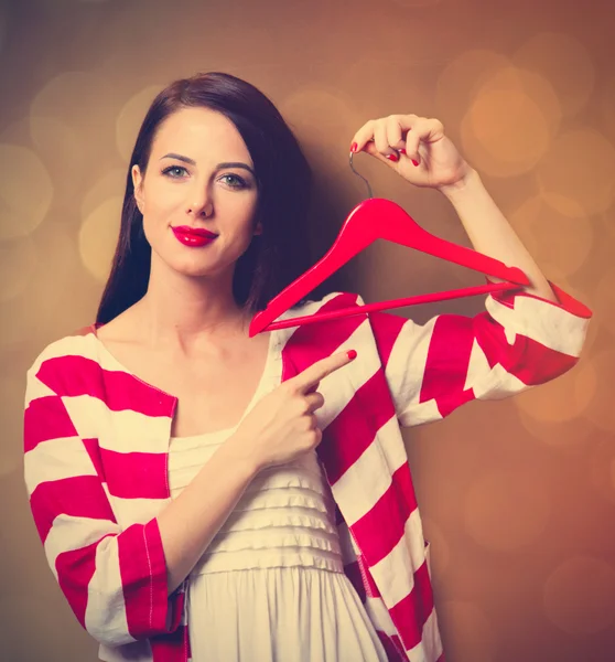 Jeune femme avec cintre à vêtements — Photo