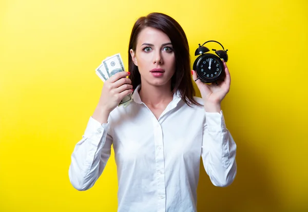 Jovem mulher com relógio e dinheiro — Fotografia de Stock