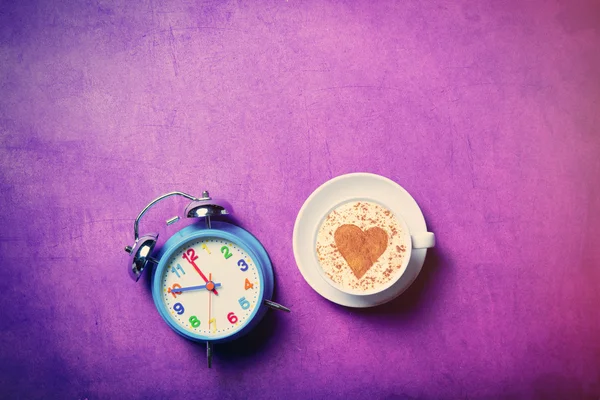 Tasse de café et horloge bleue — Photo