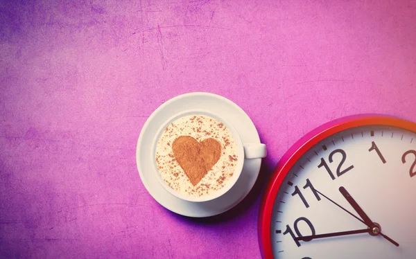 Xícara de café e relógio vermelho — Fotografia de Stock