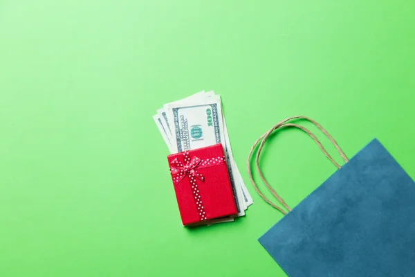 Geschenk, boodschappentas en geld — Stockfoto