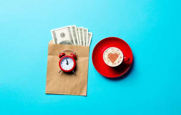 Tasse, Uhr und Geld — Stockfoto