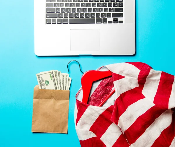 Dinero, chaqueta, percha y portátil — Foto de Stock