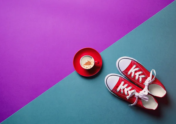 Tasse rouge de café et de gommes — Photo