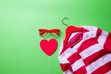 oyuncak, gözlük, ceket ve askı