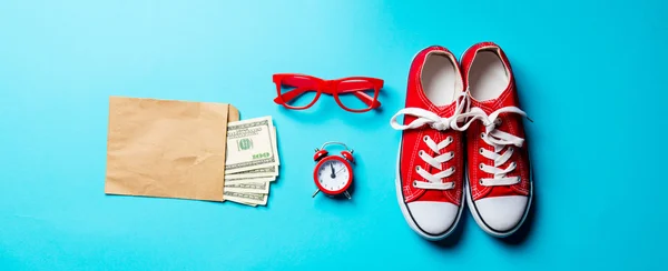 Gafas, reloj, zapatos de goma y dinero —  Fotos de Stock