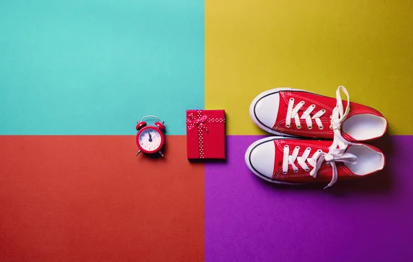 Zapatos de goma rojos, regalo y reloj —  Fotos de Stock