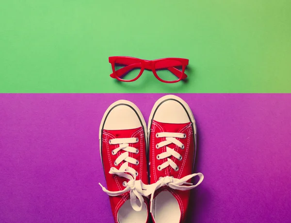 Zapatos de goma rojos y gafas —  Fotos de Stock