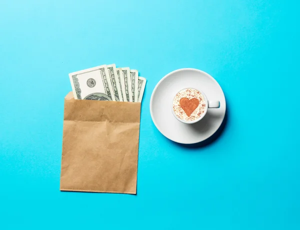 Kopje koffie en geld — Stockfoto