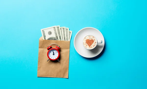 Tasse, Uhr und Geld — Stockfoto
