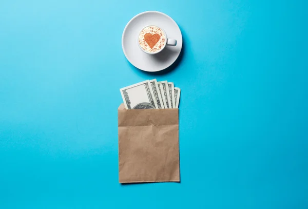 Weiße Tasse Kaffee und Geld — Stockfoto