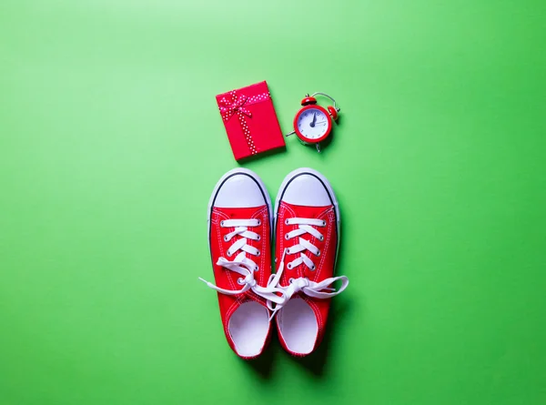 Gumshoes, clock and gift — Stock Photo, Image