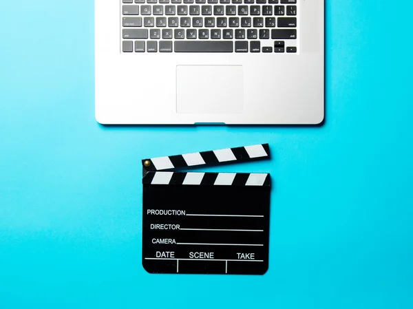 Slapstick und Laptop im Blaumann — Stockfoto