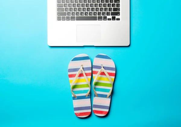 Slippers en laptops — Stockfoto