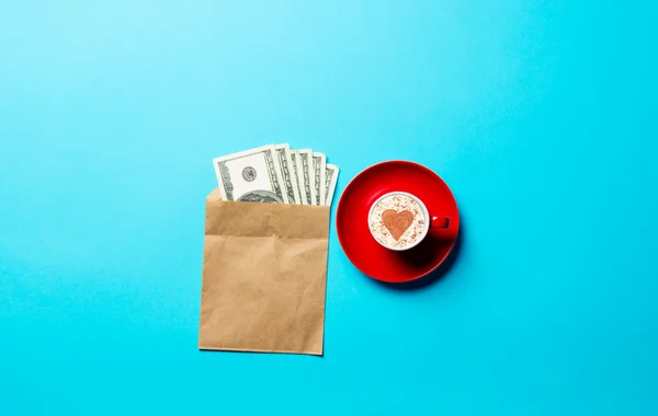 Kopje koffie en geld — Stockfoto