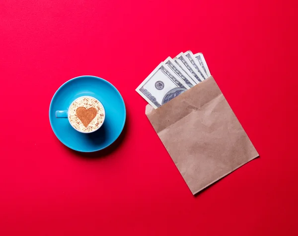 Taza azul de café y dinero —  Fotos de Stock