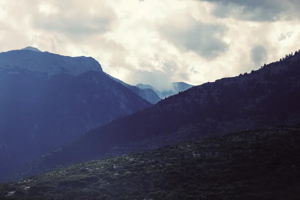 Hermosas montañas en el fondo del cielo — Foto de Stock