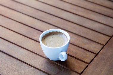  Masanın üzerinde bir fincan kahve. 