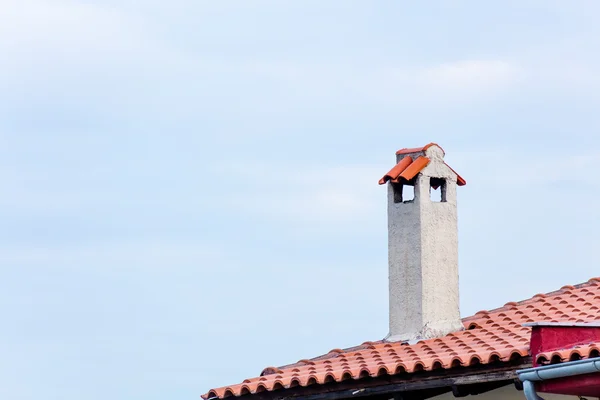 Bauen auf blauem Himmel Hintergrund — Stockfoto