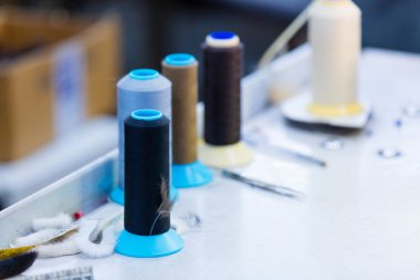 Renkli iplik makaraları