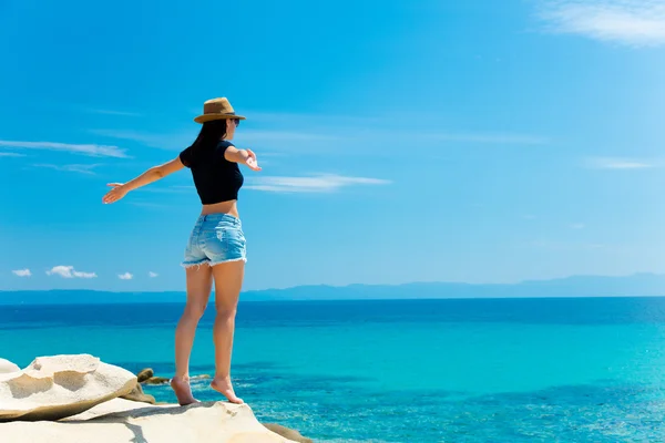 Frau auf dem Felsen ruht — Stockfoto