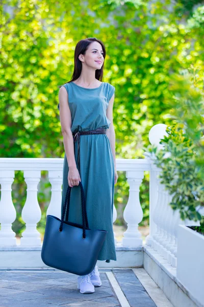 Young woman standing on the balcony — Stock Photo, Image