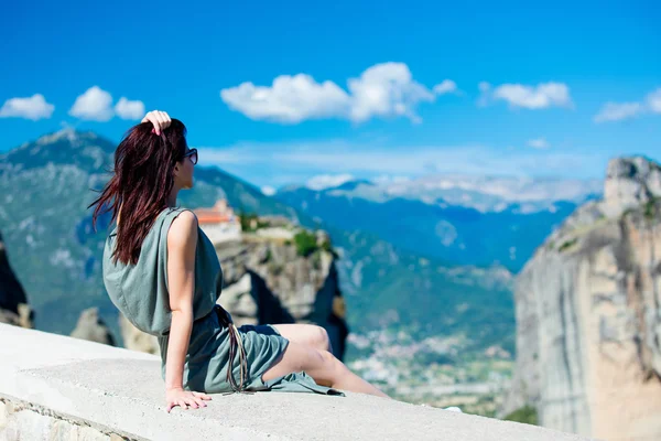 Kvinna sitter på stenen — Stockfoto