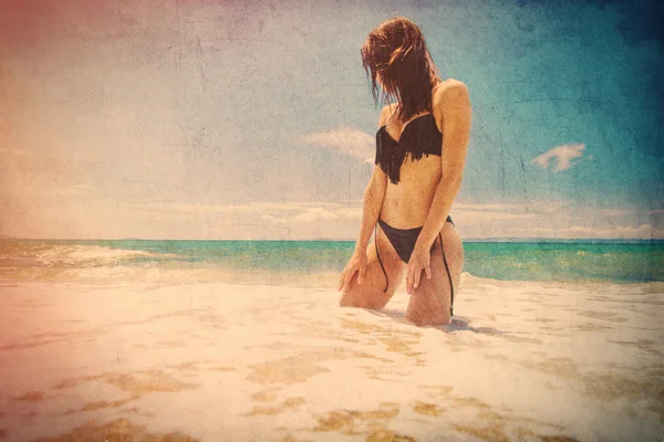 Mujer sentada en la playa — Foto de Stock