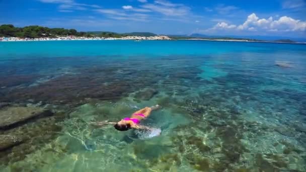 Femme relaxante dans l'eau — Video