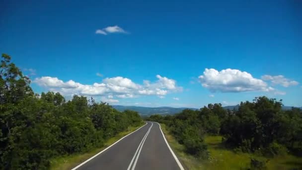 Guidare lungo una strada di montagna — Video Stock