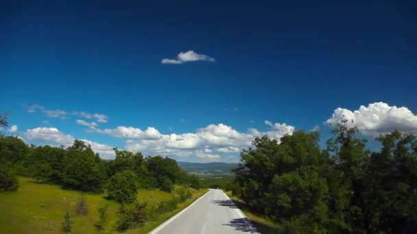 山の道路に沿って運転 — ストック動画