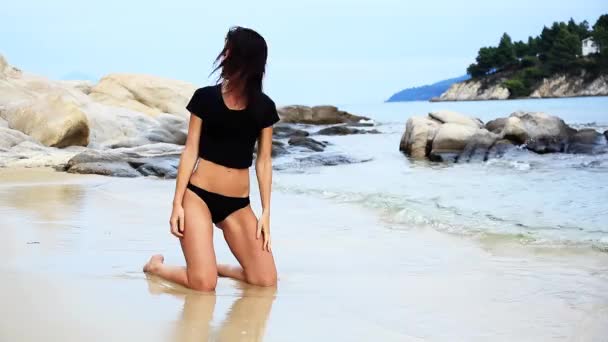 Femme relaxante dans l'eau — Video