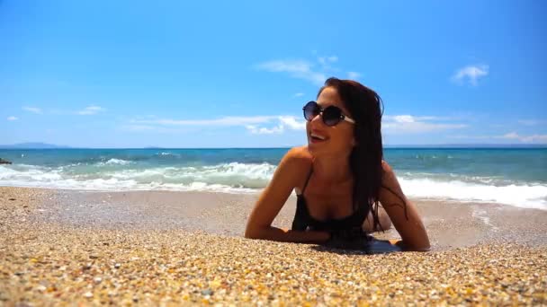 Femme relaxante dans l'eau — Video