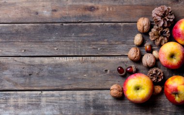 elma, köknar-koniler ve fındık