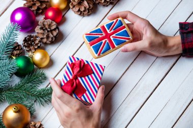 bir çerez ve Hediyelik tutan eller