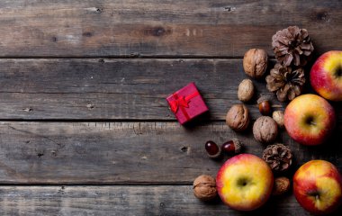 elma, köknar-koniler, hediye ve fındık