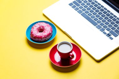 çörek, fincan kahve ve dizüstü