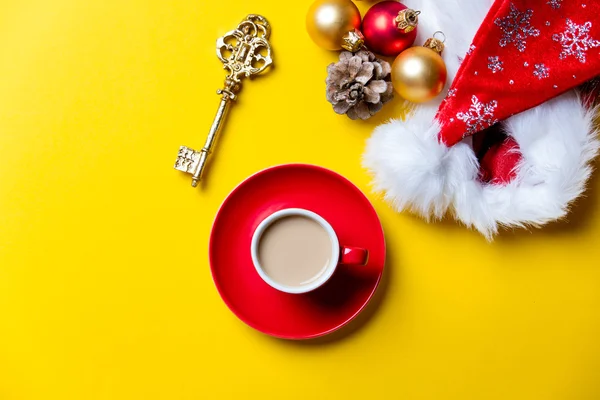 圣诞装饰品，杯咖啡和关键 — 图库照片