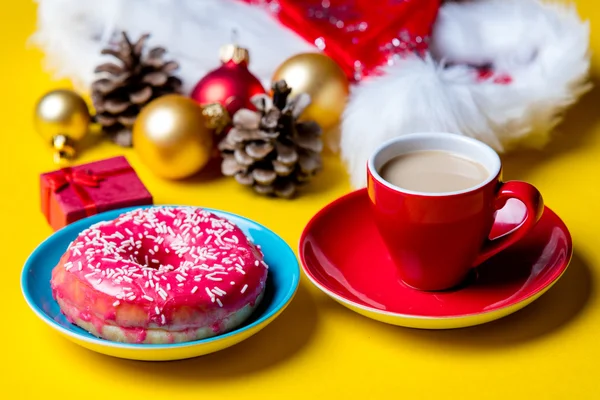 Decoraciones navideñas sobre fondo amarillo —  Fotos de Stock