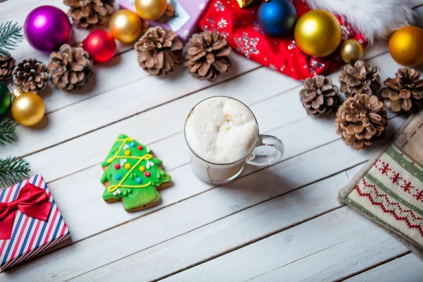 Kerstversiering, cookie en kopje koffie — Stockfoto