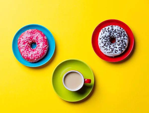 Donuts e xícara de café — Fotografia de Stock