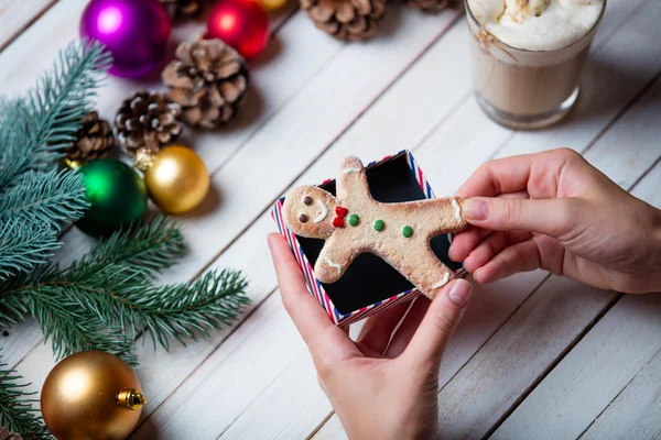 Női kéz a cookie-k tördelése — Stock Fotó